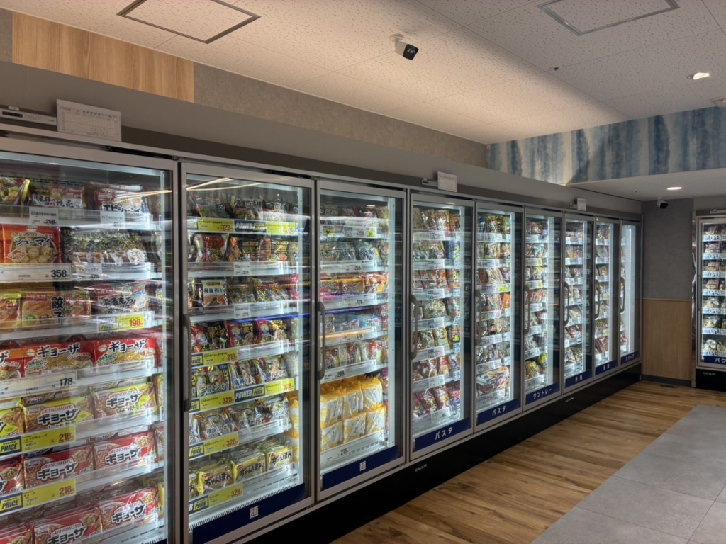 冷凍食品売り場はリーチインショーケースで展開