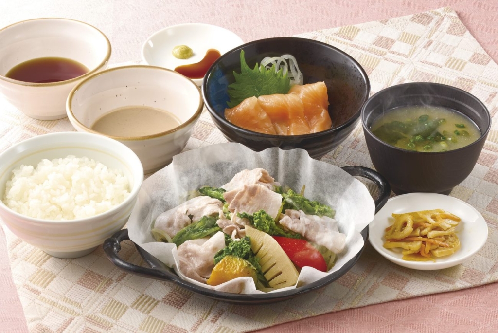 鹿児島もち豚と春野菜蒸し膳+とろサーモンの小付