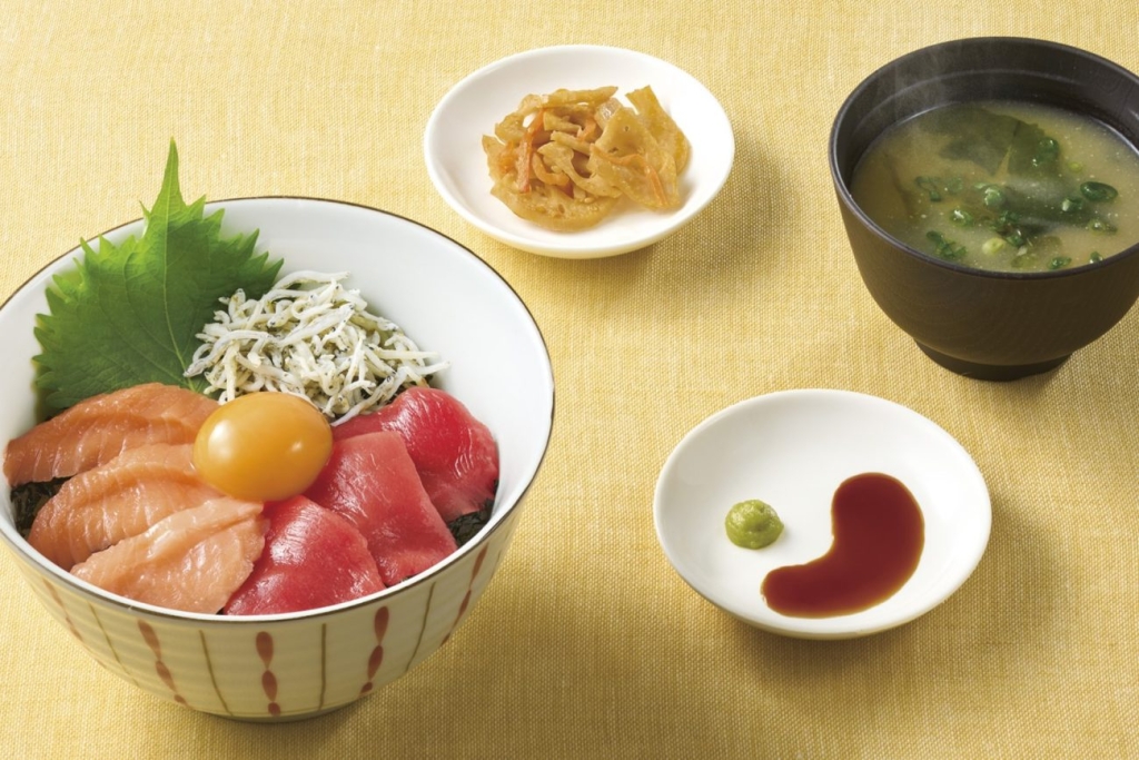 とろサーモンと本まぐろ、釜揚げしらすの三色丼(みそ汁･惣菜つき)