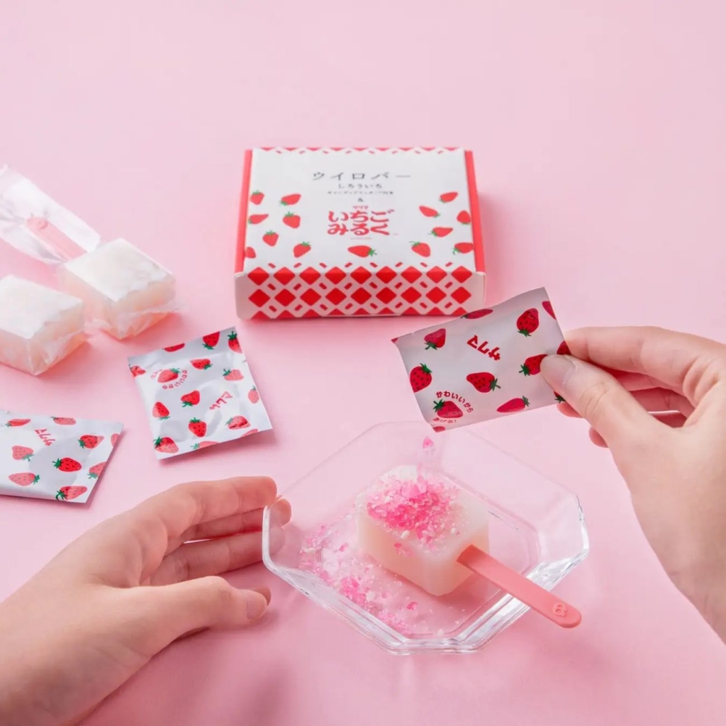 いちごみるく柄の小袋に入ったキャンディグリッターをかけて楽しむ