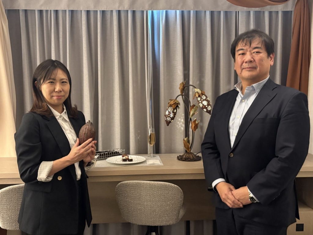 ロッテシティホテル錦糸町総支配人室マネージャーの髙木かほり氏(左)、ロッテカカオビジネス開発部部長の小山寿之氏