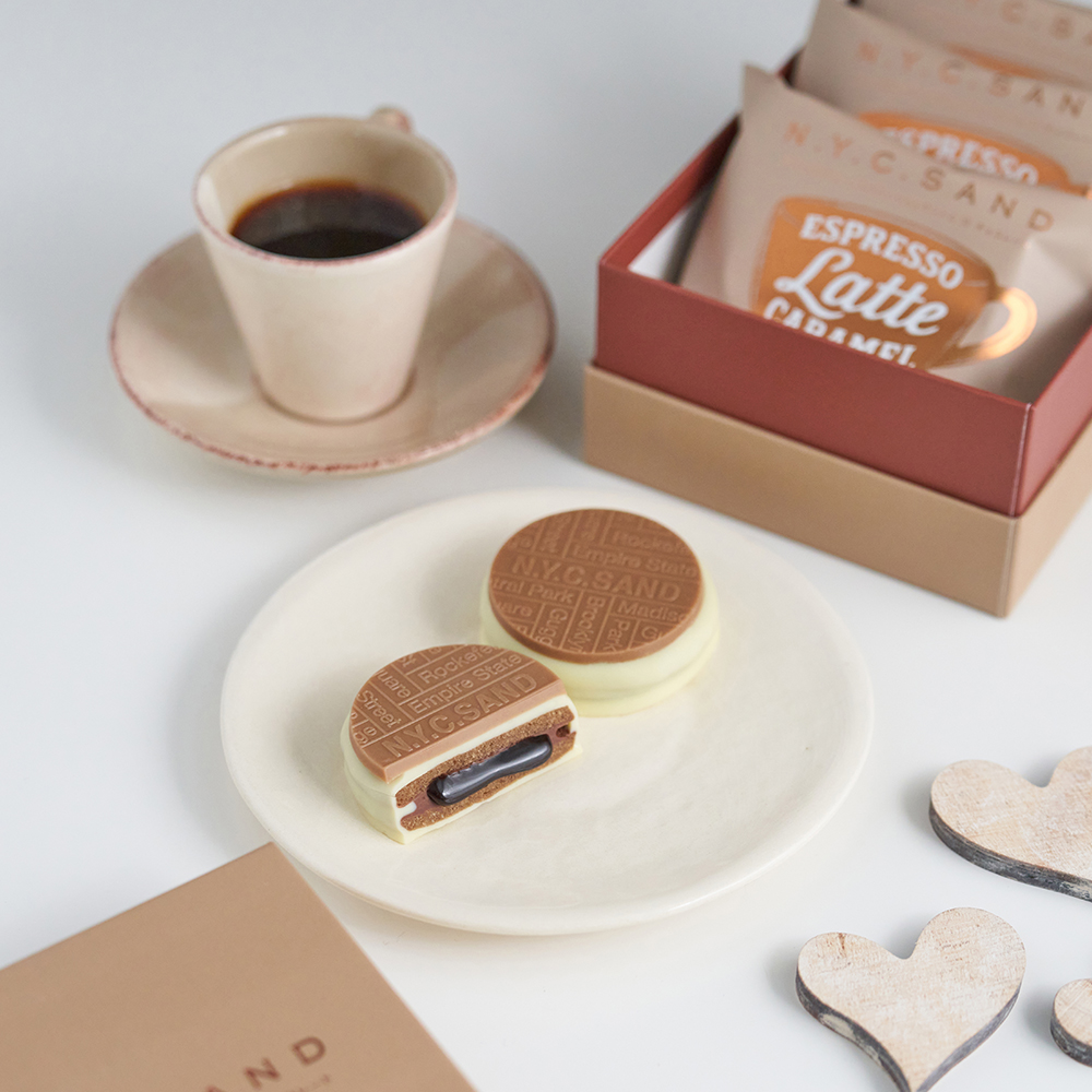 香り高いエスプレッソキャラメルとミルクチョコをコーヒークッキーで挟んだ