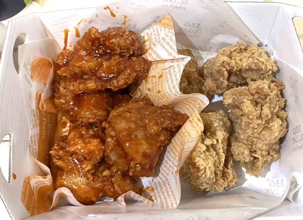 「黄金フライドチキン」4ピース（右）と、「ヤンニョム」フライドチキン4ピース（左）