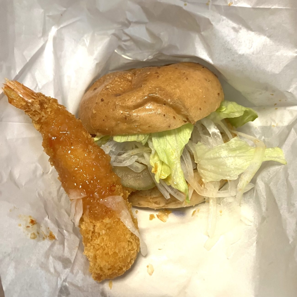 「えびフライバーガー」からえびフライを１本取り出してみた画像