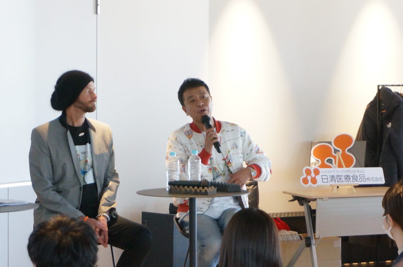 日清医療食品と障がい者自立推進機構のトークイベントで登壇した中山秀征さん(右)とセイン･カミュさん