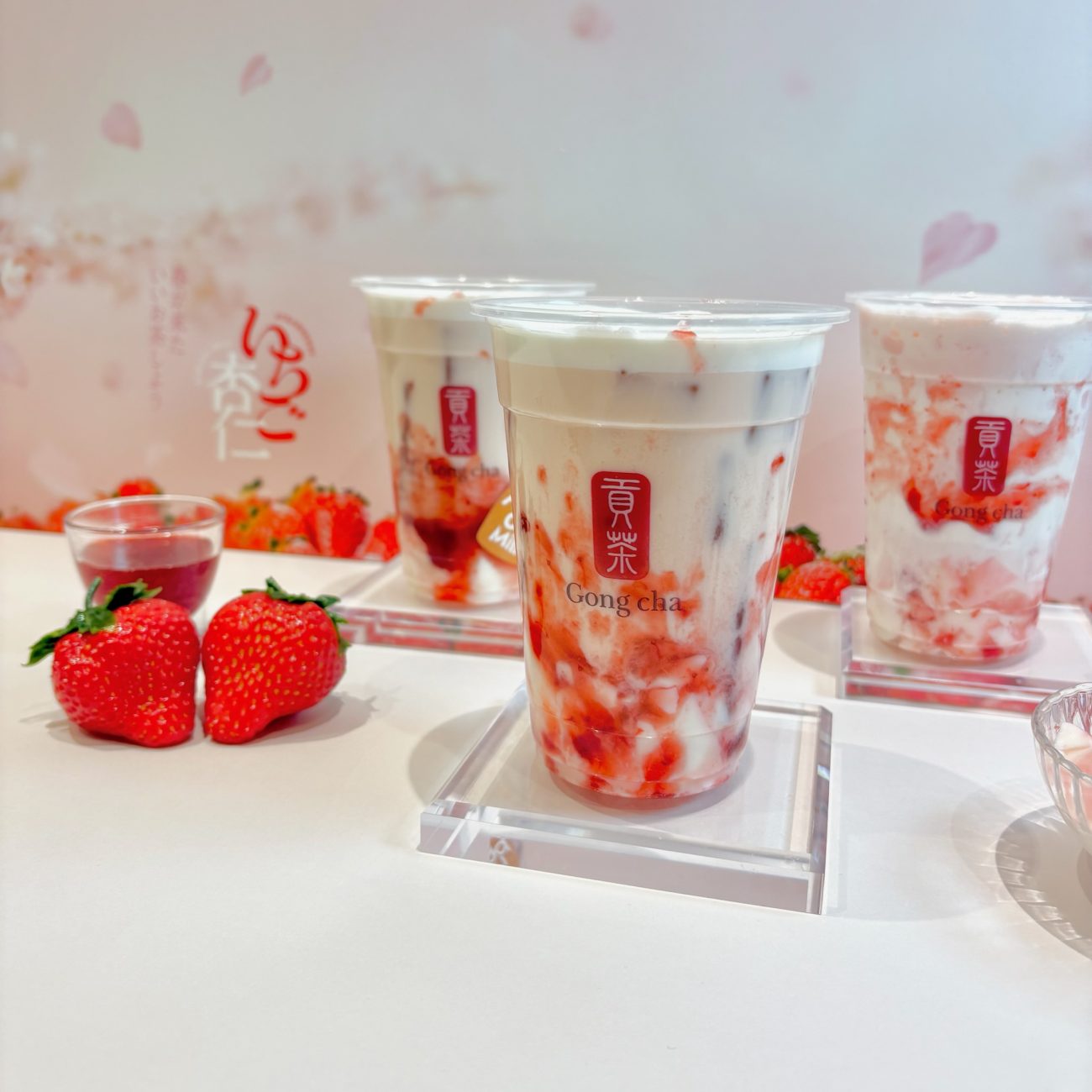 いちご杏仁 ミルクティー Mサイズ