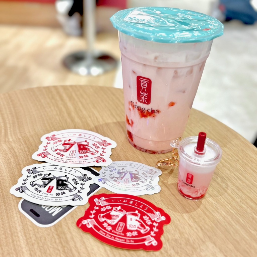 周年企画としていちご杏仁 キーホルダーやステッカーなどを展開