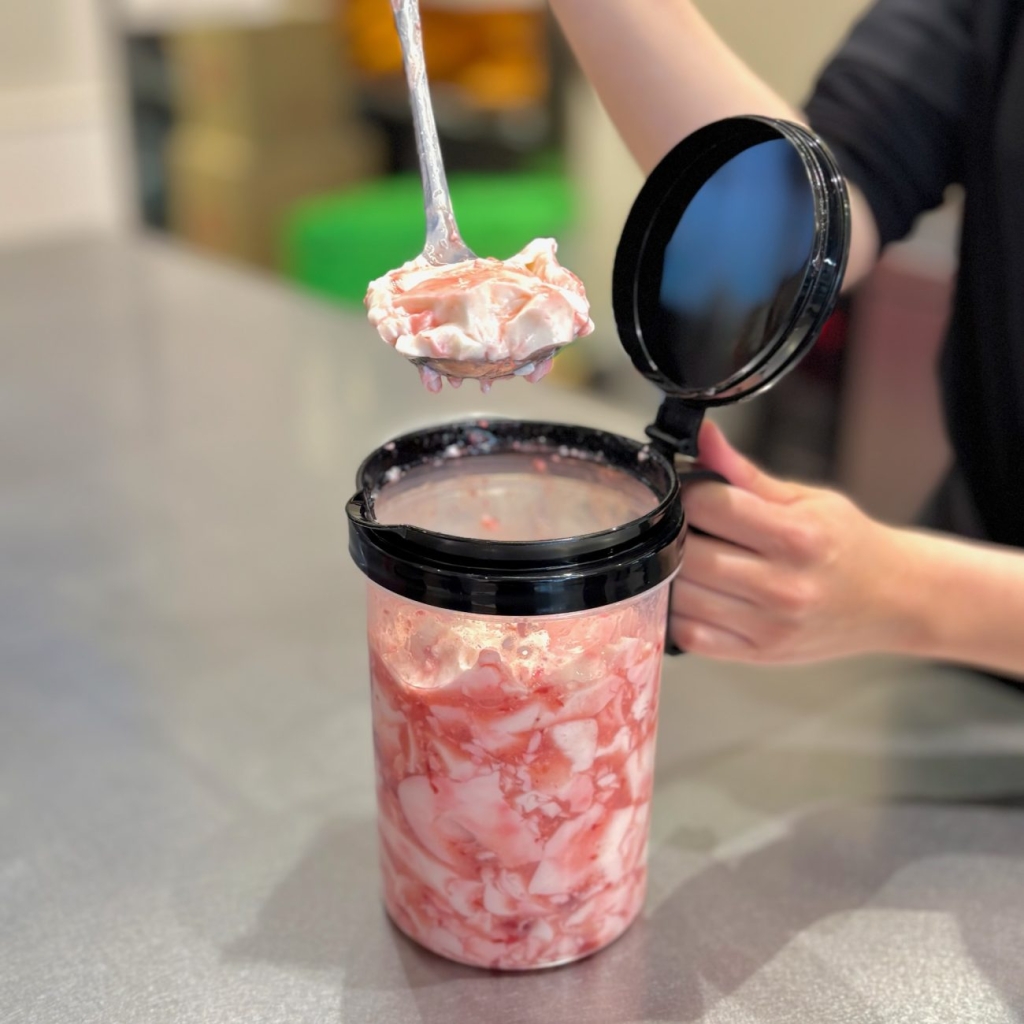 とろぷる食感のトッピング「いちご杏仁」