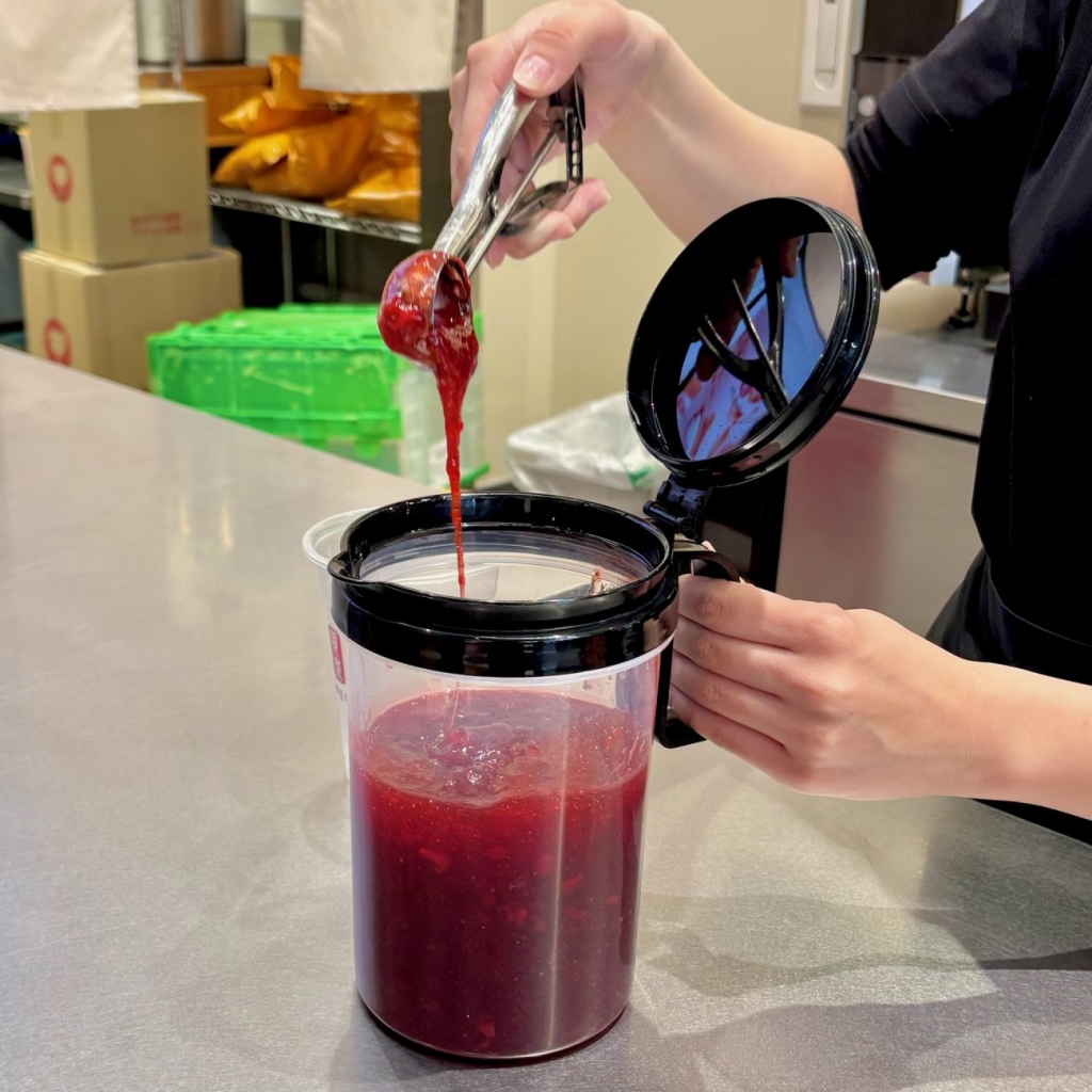 つぶつぶ果肉入りの「ストロベリーソース」