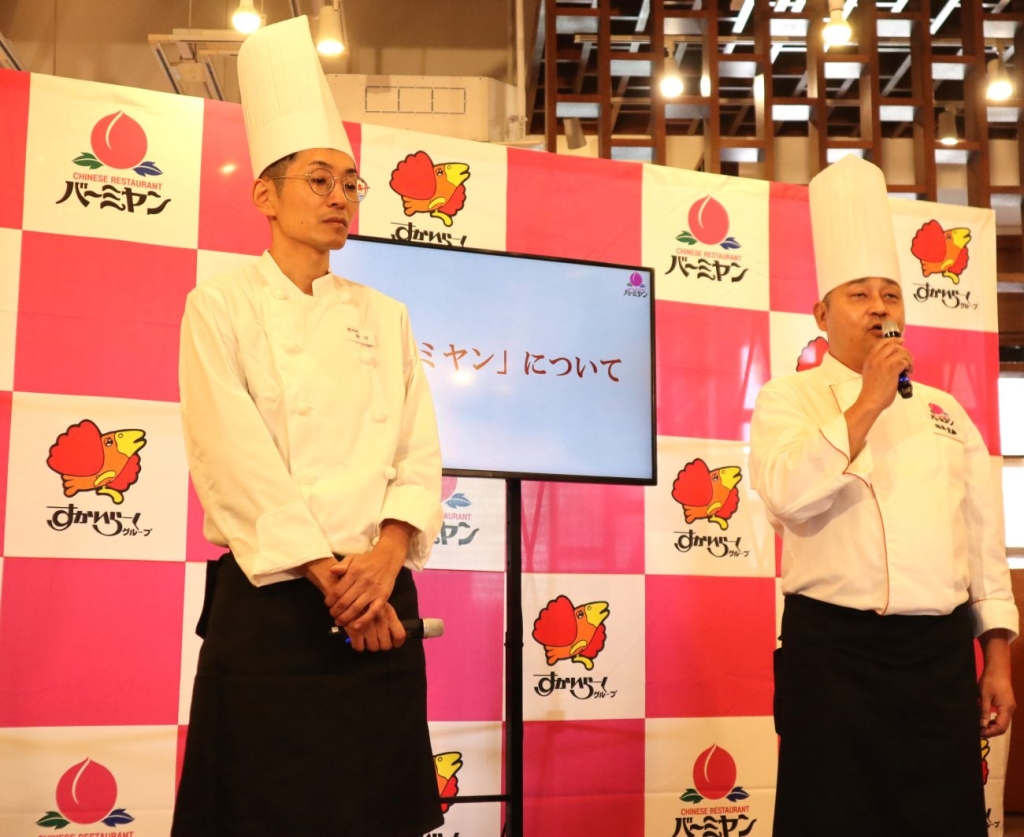 バーミヤンメニュー開発担当の山口慎氏(左)、福島宣嘉氏(右)