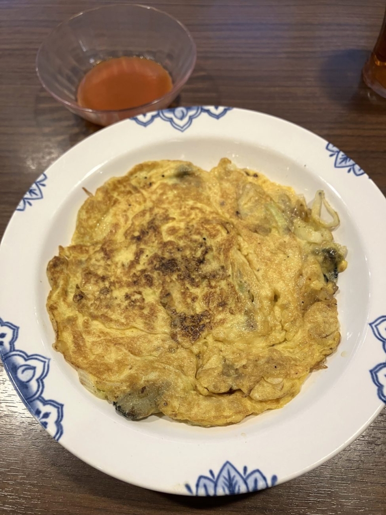 蚵仔煎(牡蠣オムレツ)、別添えのタレはかなり甘め