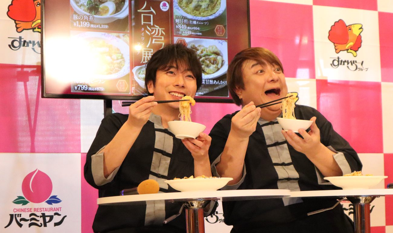 海鮮焼ビーフンを食べる河合郁人さん（左）と彦摩呂さん（右）