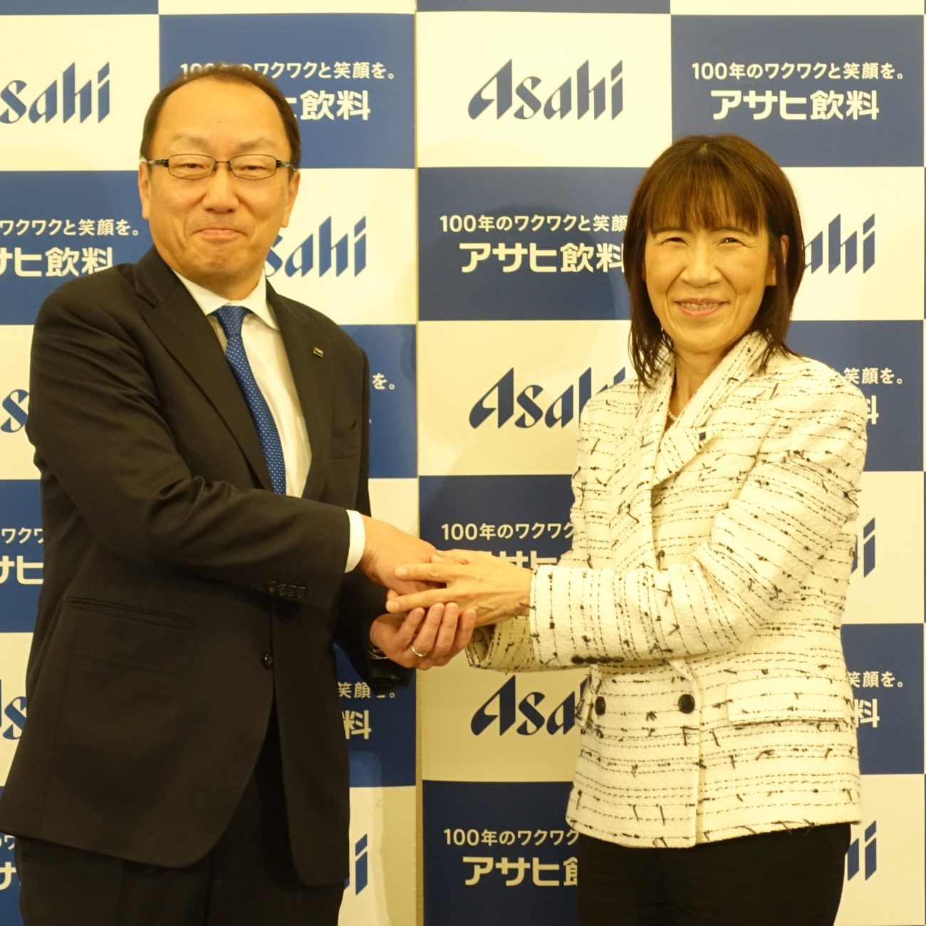 米女社長（左）と近藤次期社長