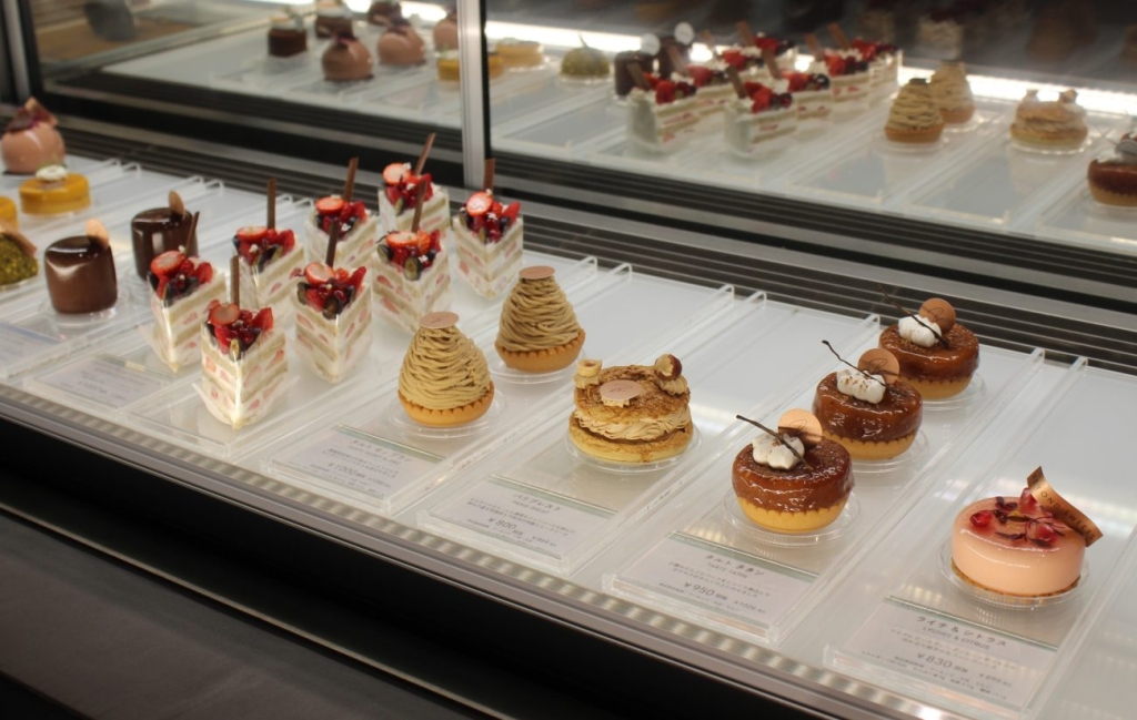 ショーケースには色鮮やかなケーキが並ぶ