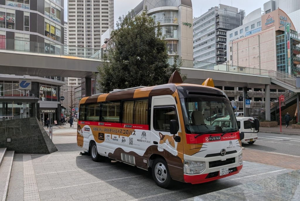 ネコのバス新車両　目を引く耳は“さくら耳”桜の花びらのようなV字カットは、殺処分ゼロを目指すTNR活動（捕獲、手術、元の場所へ戻す）の目印