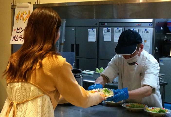 「ピンクオムライス」を社員食堂で提供