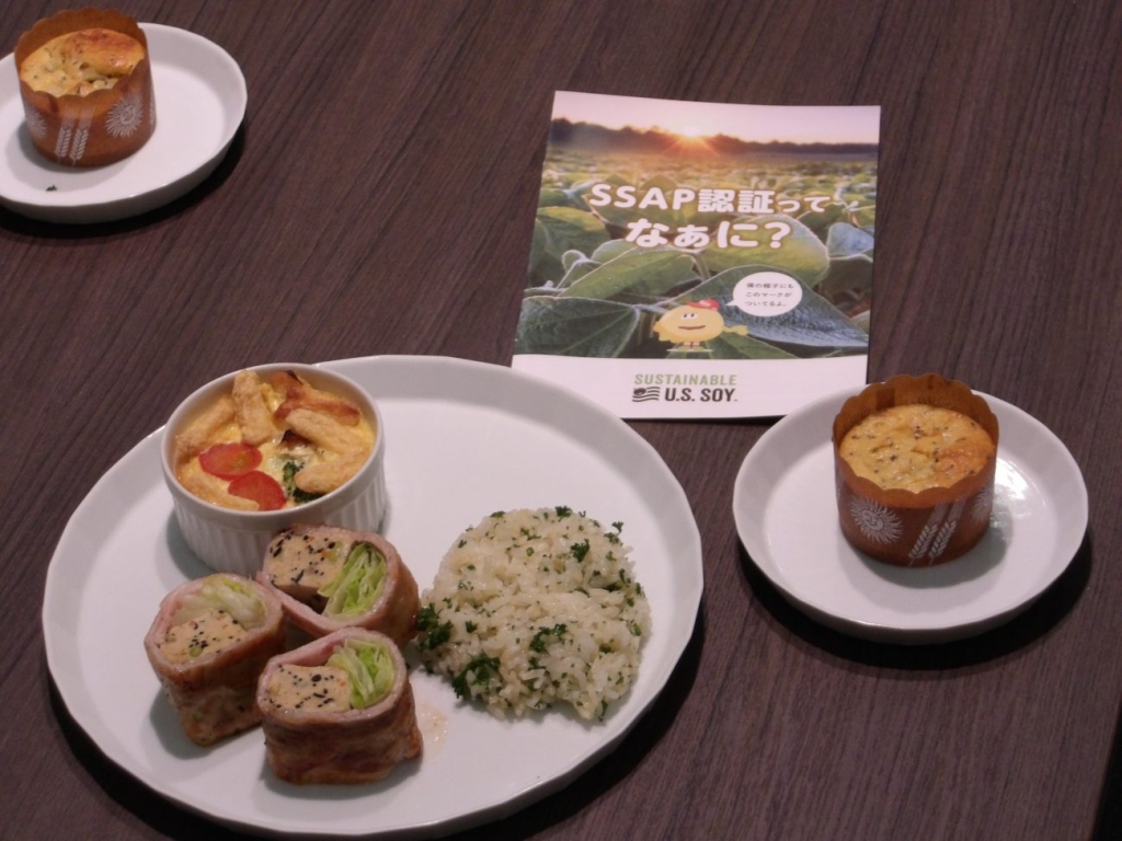 セブン‐イレブン「味しみひじきと枝豆の豆腐バー」と太子食品工業「じゅわっとやわらか油あげ」を使った2つのメニュー