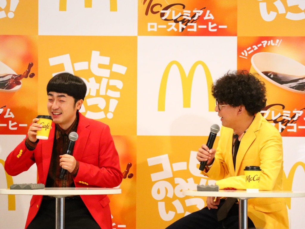 たくろうの2人がコーヒーを試飲する様子