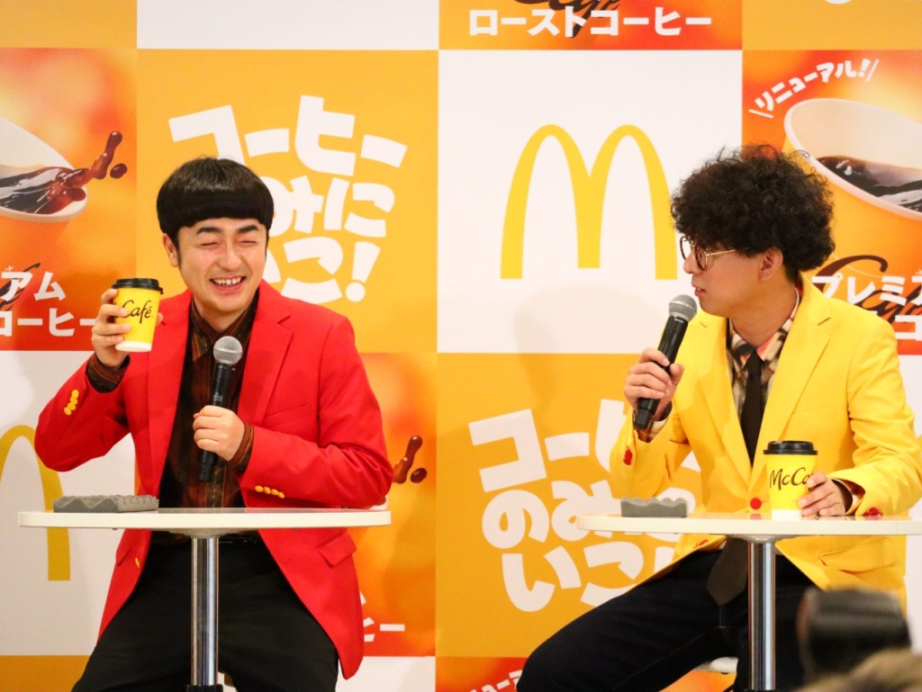 たくろうの2人がコーヒーを試飲する様子