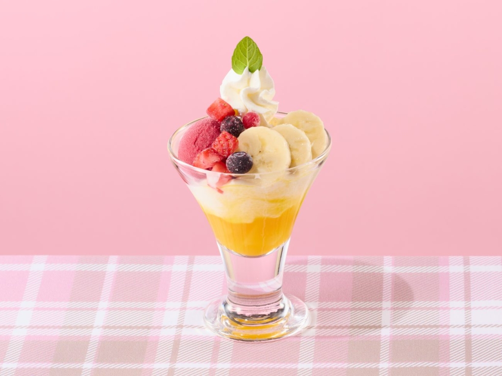 「カシスシャーベットとフルーツヨーグルトのミニパフェ」495円