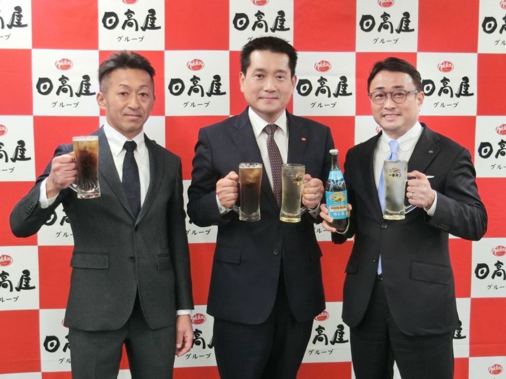 永昌源代表取締役社長の大山拓郎氏、ハイデイ日高代表取締役社長の青野敬成氏、キリンビール執行役員販売推進統括本部長の江田雄太氏
