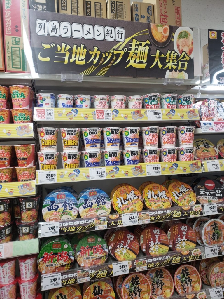 ご当地カップ麺で棚を作っている