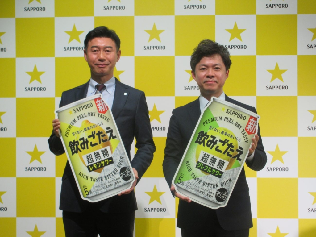 ビール&RTD事業部の下和田勇部長(左)、高原務ブランドマネージャー(右)