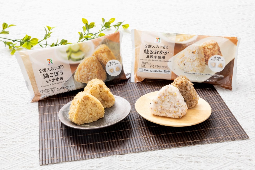 「セブンプレミアム ２個入おにぎり 鶏ごぼう」・「同　鮭＆おかか」（各税込213円）