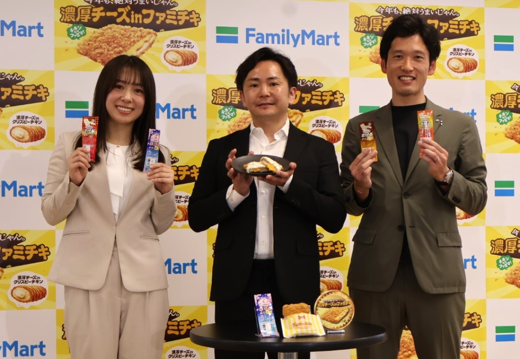 雪印メグミルク勝山氏(右)・ファミマ和田氏・雪印メグミルク広域営業部CVSグループ 金曽佑香氏(左)