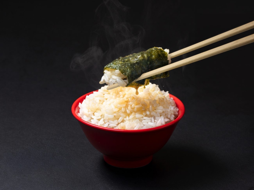 スープをすった海苔をライスに巻いて食べる家系めし