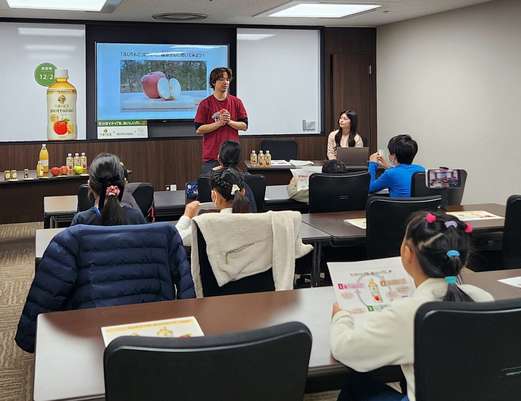 子供たちに説明する中村氏
