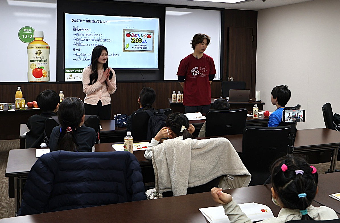 説明する加藤氏（左）と安曇野ファミリー農産の中村氏
