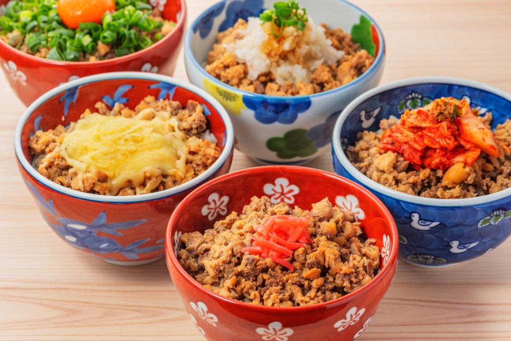 平日はランチも実施。「鶏丼」がおすすめ