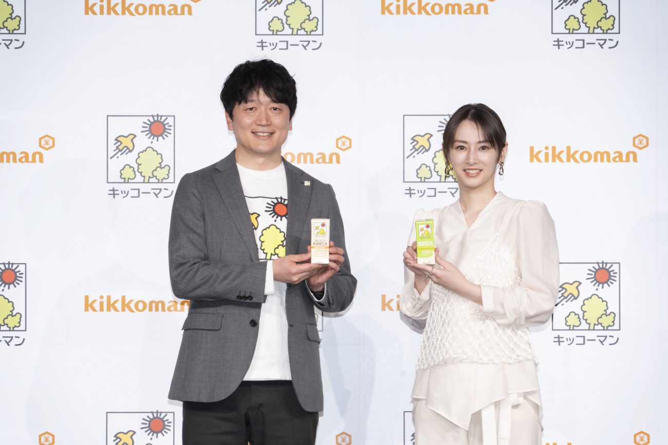 俳優の北川景子さん、マーケティング本部の亀井淳一マーケティング推進部長