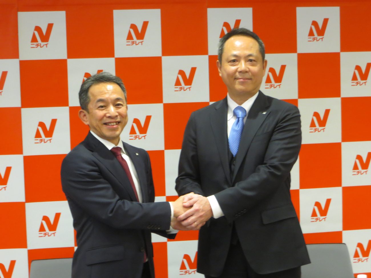 左から大櫛顕也新会長(現社長)と嶋本和訓新社長(現取締役)