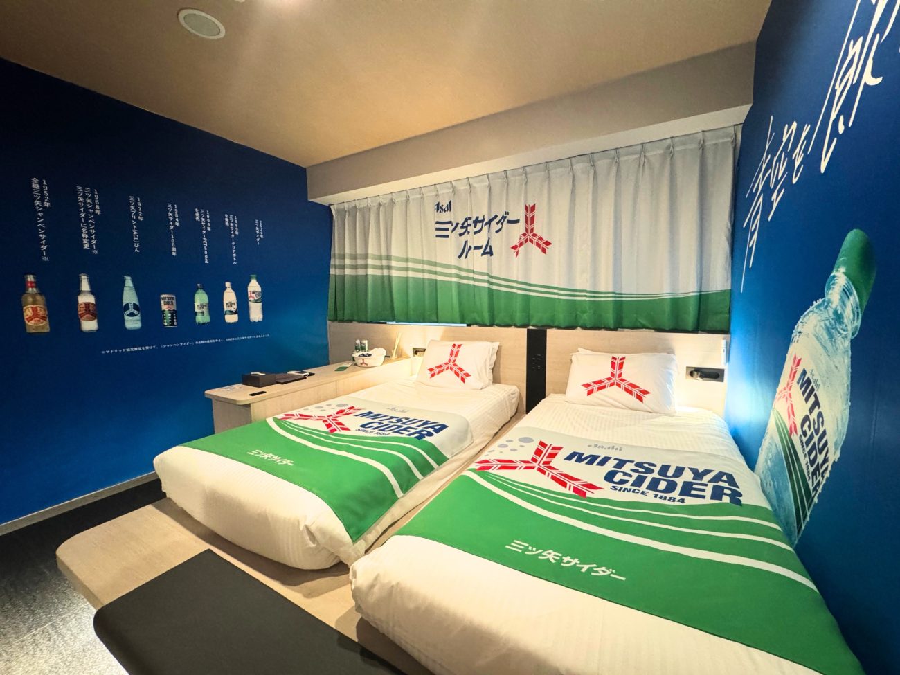 客室の壁紙や寝具は「三ツ矢サイダー」のデザインで装飾