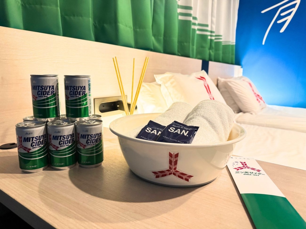 バスルームでは“炭酸風呂”の入浴剤と「三ツ矢」の風呂おけを用意