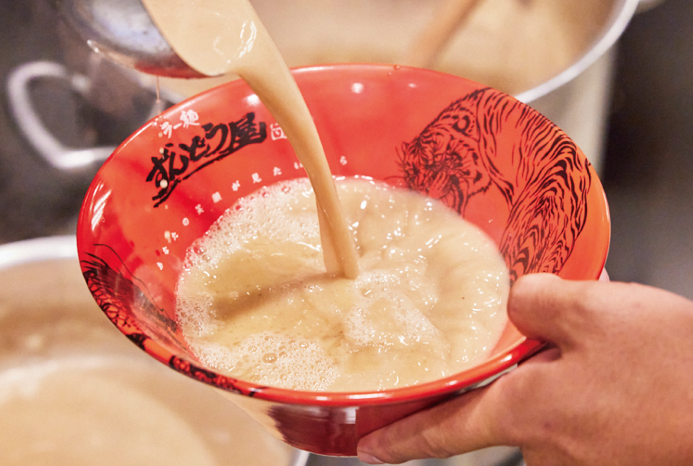 ラー麺ずんどう屋の濃厚豚骨スープ。10時間以上かけて炊き上げている