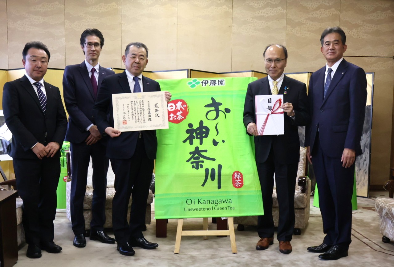 伊藤園本庄氏(左から3番目)と平田副知事(右から2番目)､常務執行役員東京･南関東地域営業本部⾧ 貴志望氏(左から2番目)ら