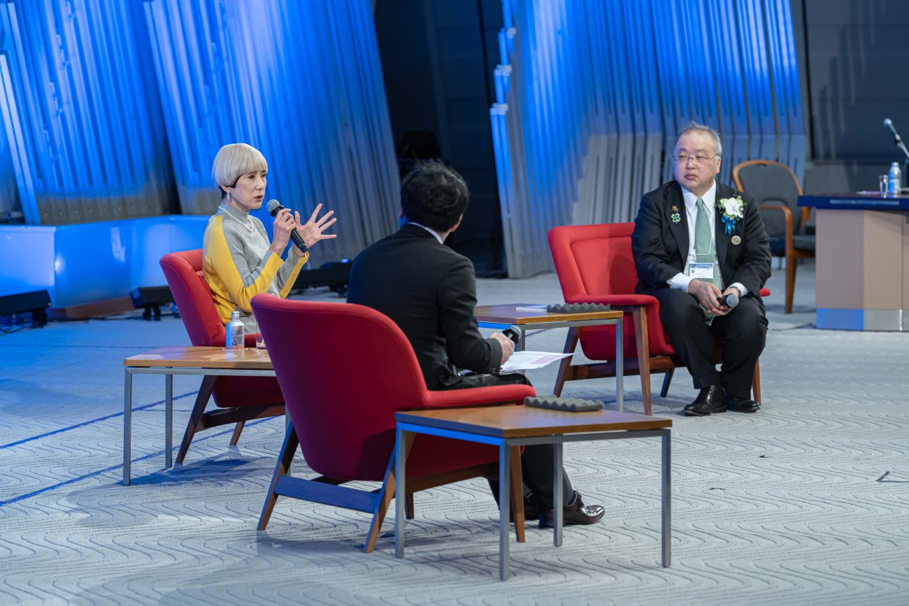 俳優の秋野暢子氏を交えた特別講演も開催