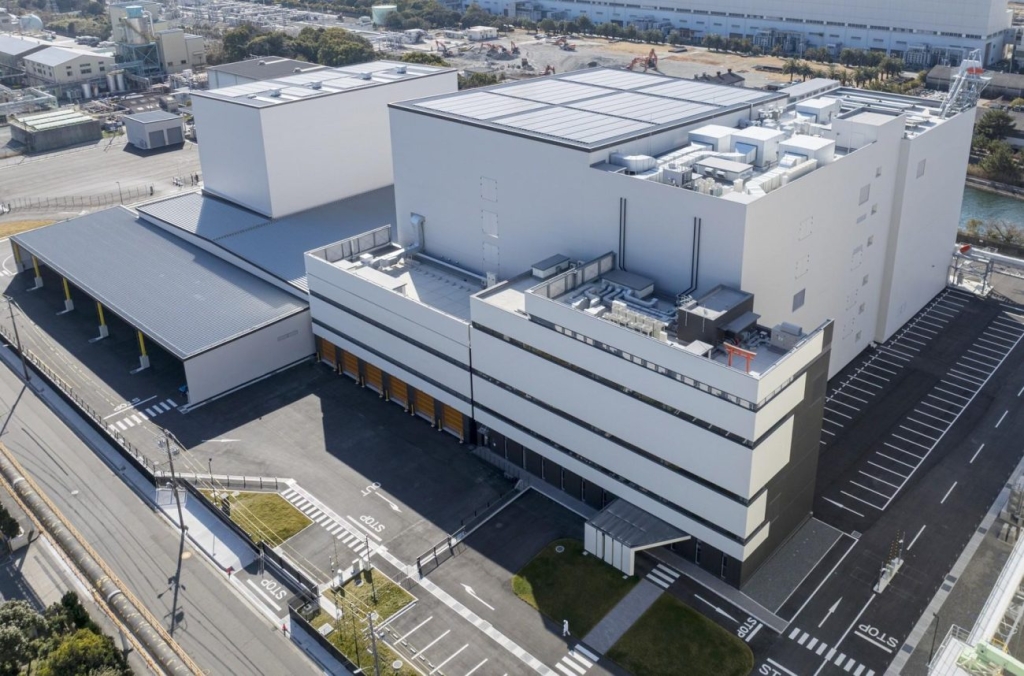 知多工場（空撮全景）屋根には太陽光パネルを設置