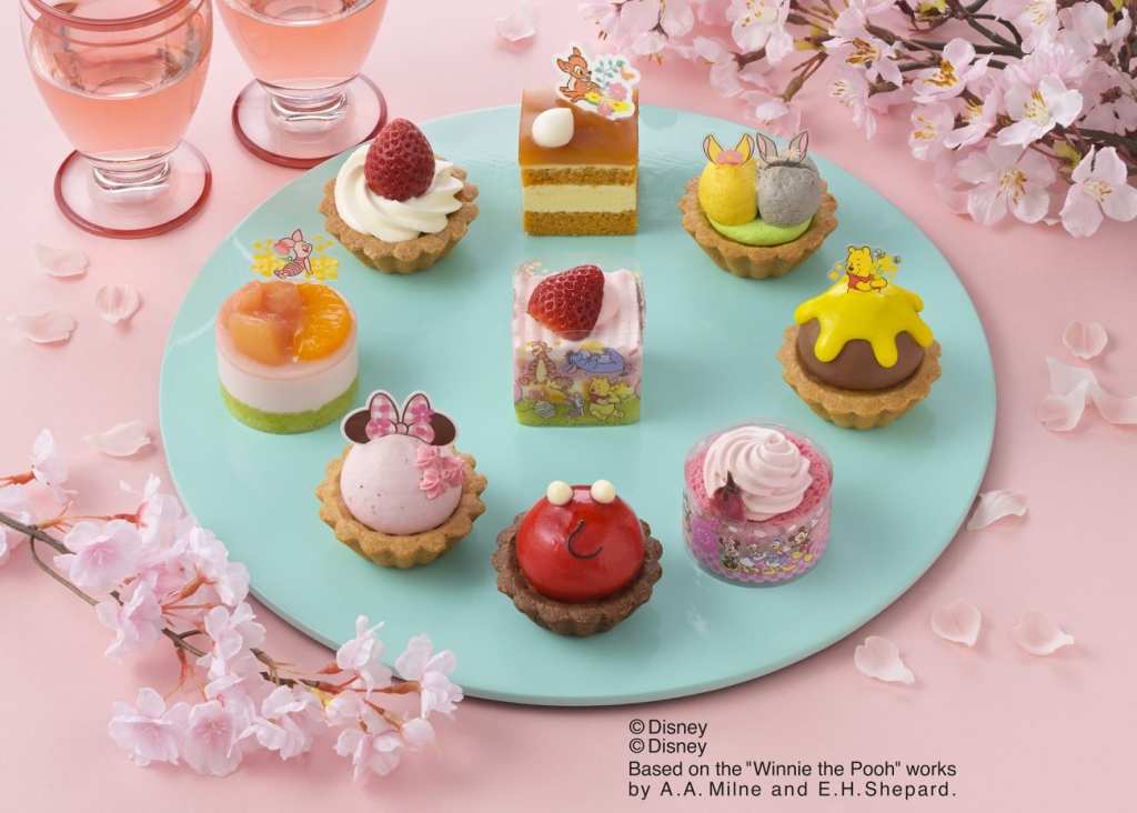 ディズニーキャラクターがお花見を楽しんでいる様子をデザインしたプチケーキ