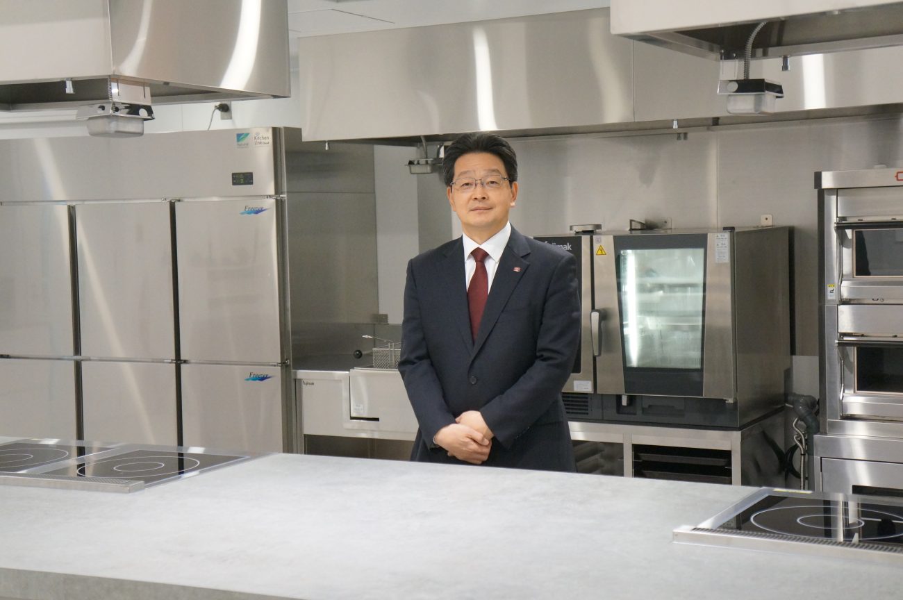 顧客と共創するインキュベーション拠点であるクッキングラボに立つ島本国一社長