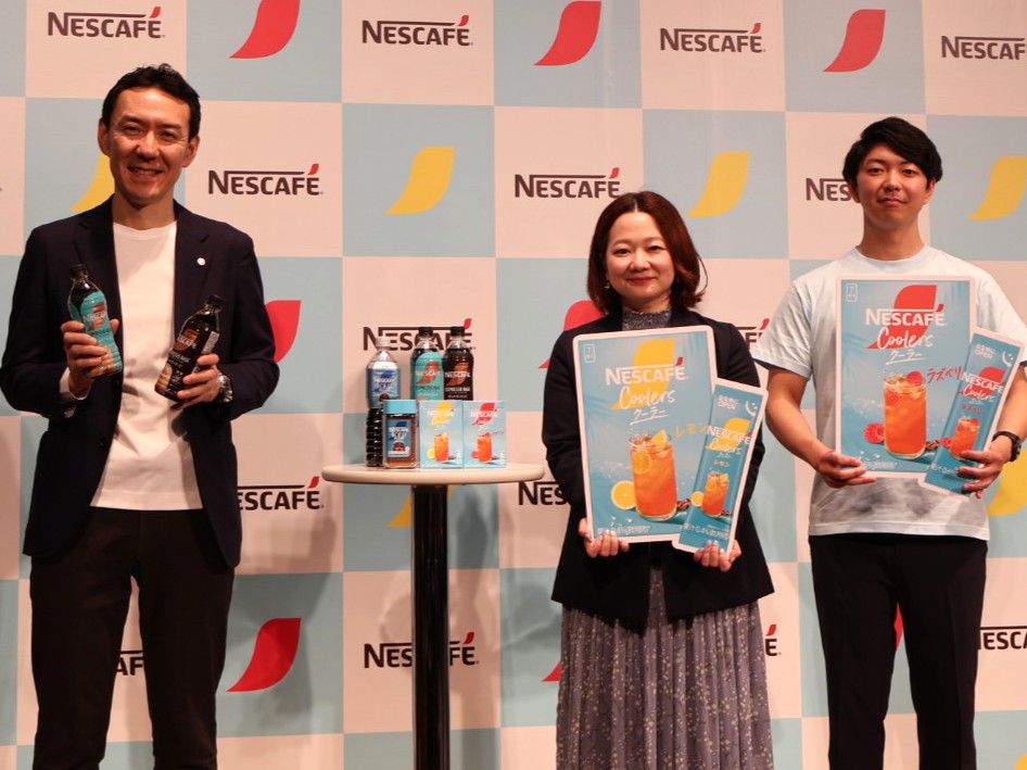 発表会には島川執行役員（左）、都間部長（中央）、益戸氏が出席