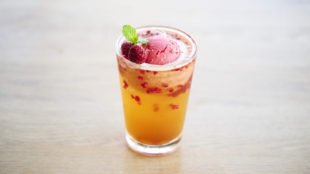 原宿と三宮の直営店で提供される「ネスカフェ クーラー ラズベリーシャーベットフィズ」