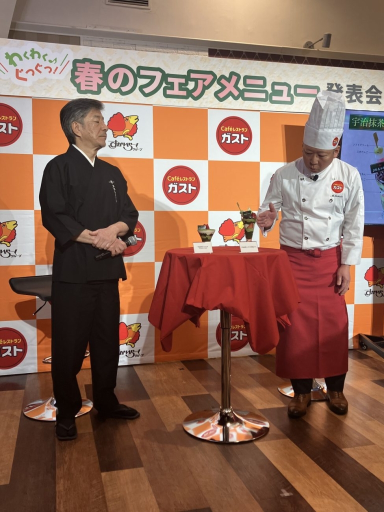 「上林春松本店」代表の上林春松氏（左）とガストメニュー開発チームの内田道敬氏（右）