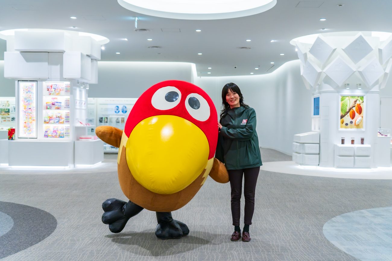 キョロちゃんとMORIUM館長の植竹氏