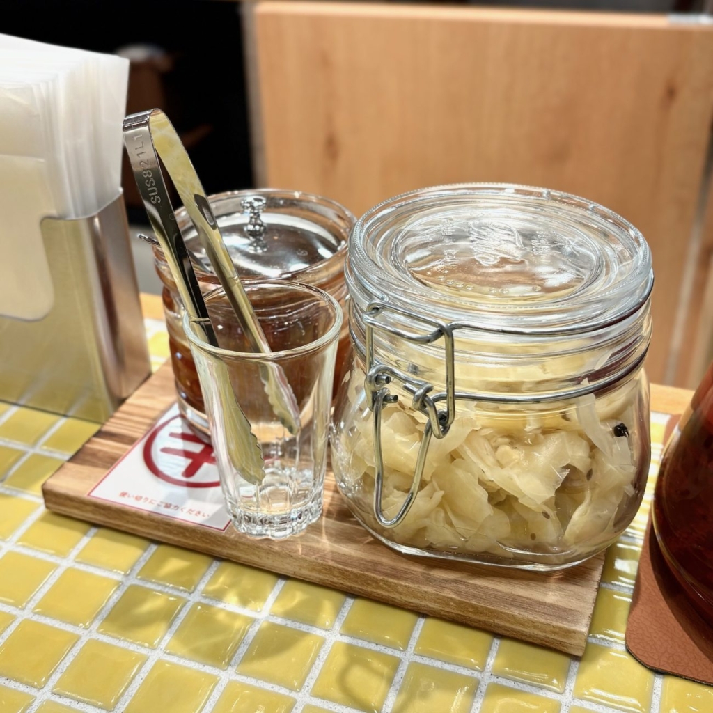 辛み足しの「スパイシーキャンバス」/付け合わせの「クラフトジンジャーピクルス」