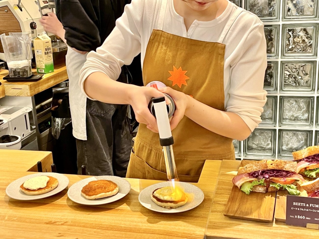 目の前でバーナーを使って仕上げる「トリュフバターパンケーキ」