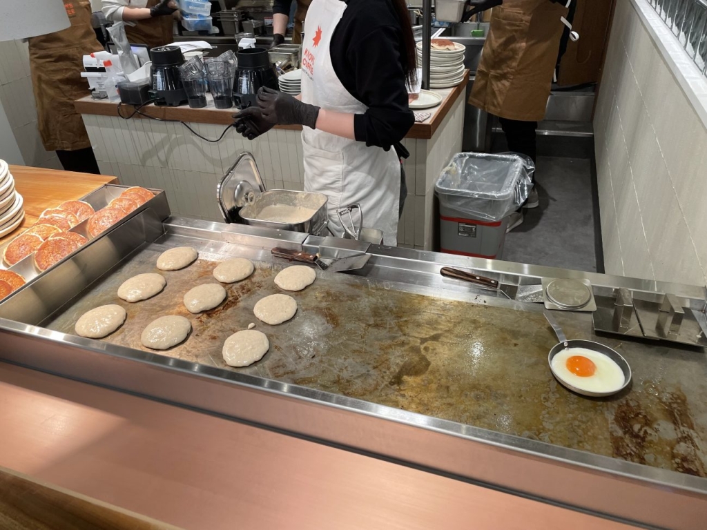 パンケーキが焼き上がる様子を目の前で楽しめる